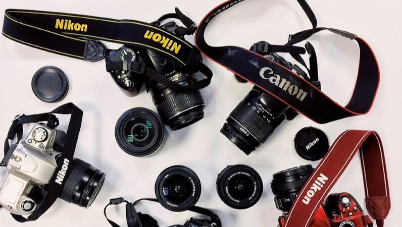 Six DSLR cameras all arranged in a circle